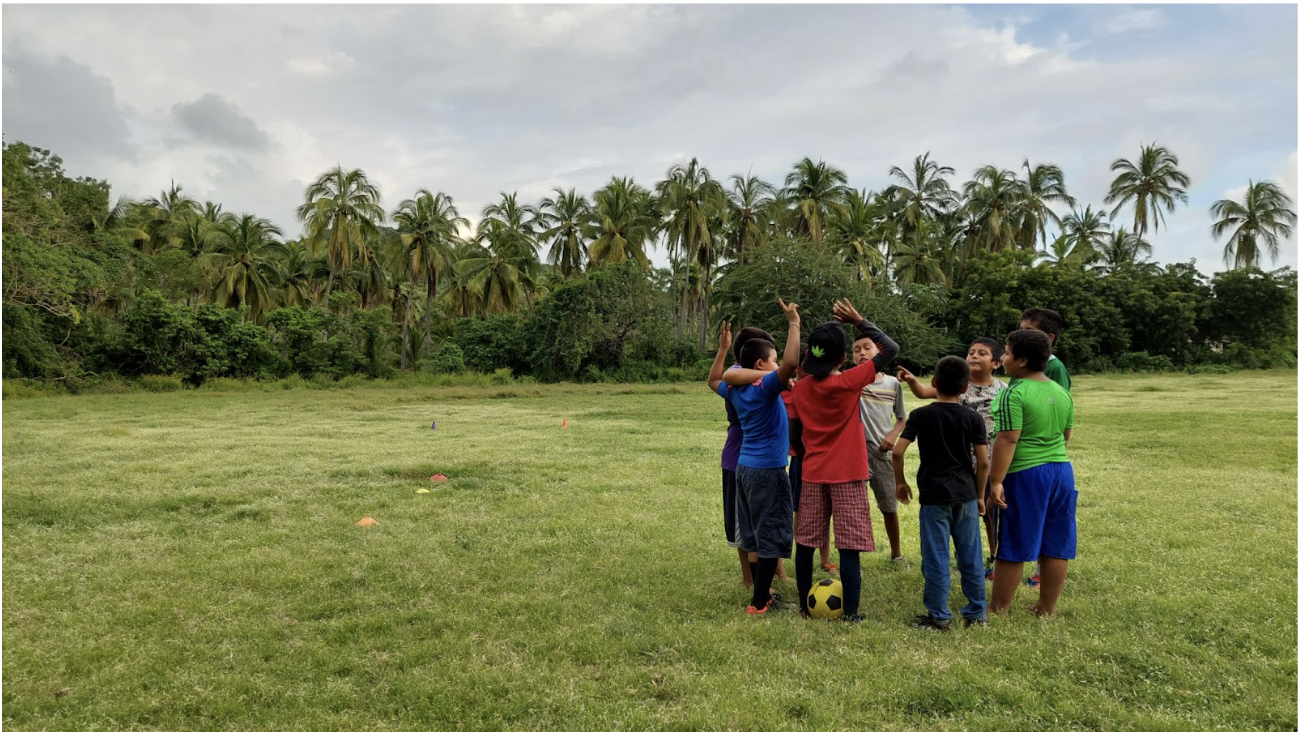 Fotografía de los niños futboleros de la comunidad de Juluchuca, Guerrero, México (2022).